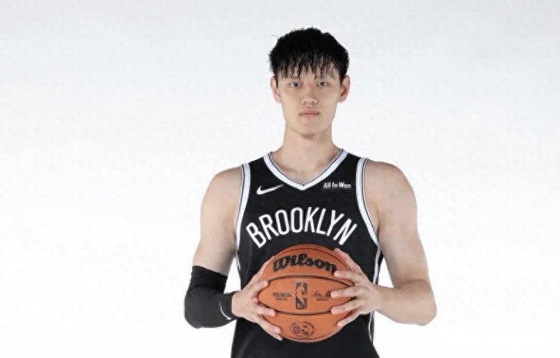 曾凡博未出场各界说啥？刷屏指责篮网，NBA之旅基本结束!