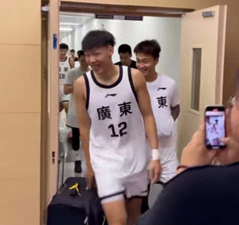 青春回来了!赵睿球员通道高喊let’s go tiger,全员龇牙咧嘴!