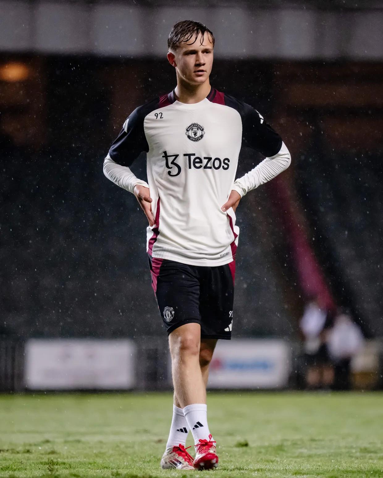 太阳报：曼联17岁中场思韦茨随一线队训练，被比作佩德里