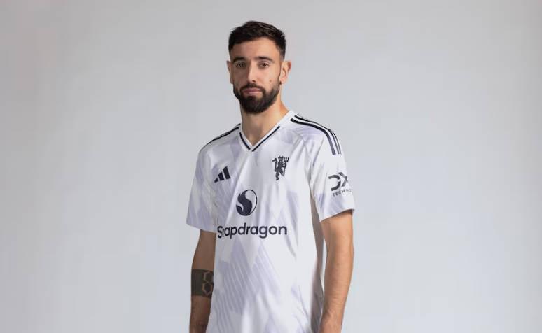 曼联官方：球员将在双红会穿白色客场球衣，为本赛季首次