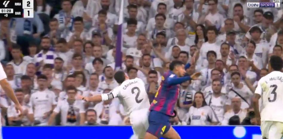 世体:最后时刻阿劳霍倒地明显是点球,卡瓦哈尔不是冲球去的